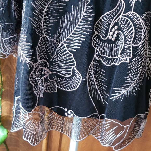 Beautiful embroidered blouse - Picture 2 of 6